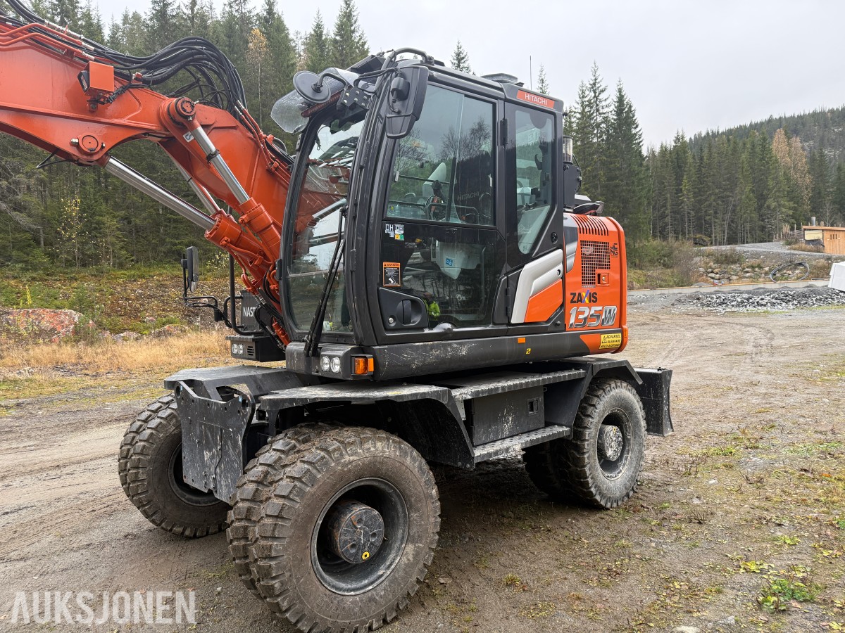 2023 Hitachi 135W Hjulmaskin m/skjær-tiltrotator og Tilhenger