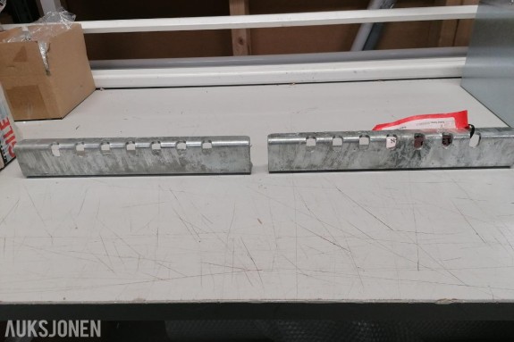 1 sett Helt nye " Bolt on" hjulstoppere til Brian James Car Hauler B= 34 cm H= 5 cm