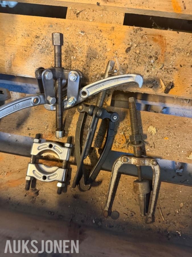 Palle med diverse verktøy – luftverktøy, avtrekkere, momentnøkler m.m. Selges samleT