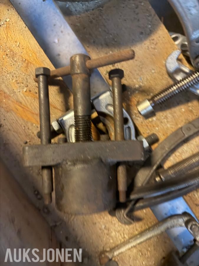 Palle med diverse verktøy – luftverktøy, avtrekkere, momentnøkler m.m. Selges samleT