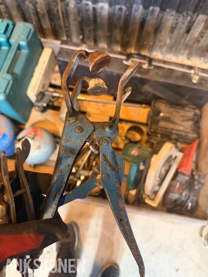 Palle med diverse verktøy – luftverktøy, avtrekkere, momentnøkler m.m. Selges samleT