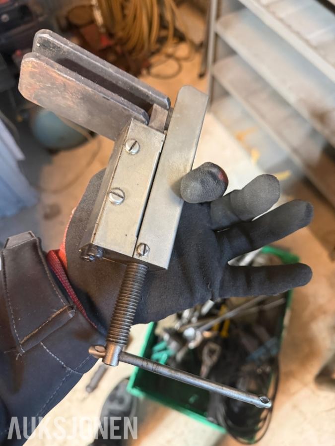 Palle med diverse verktøy – luftverktøy, avtrekkere, momentnøkler m.m. Selges samleT