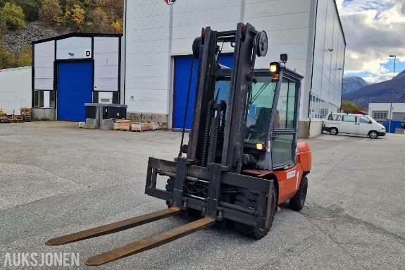 2003 Toyota 02-7FD45 Diesel motvektstruck - Løftekapasitet 5000 kg - Hydraulisk spredning og bredding på gafler - Nye gafler i 2024 - Sertifisert