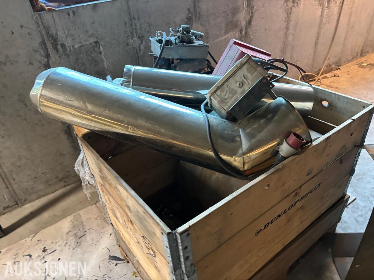 2 paller med diverse industrideler – vifter, elmotorer osv.