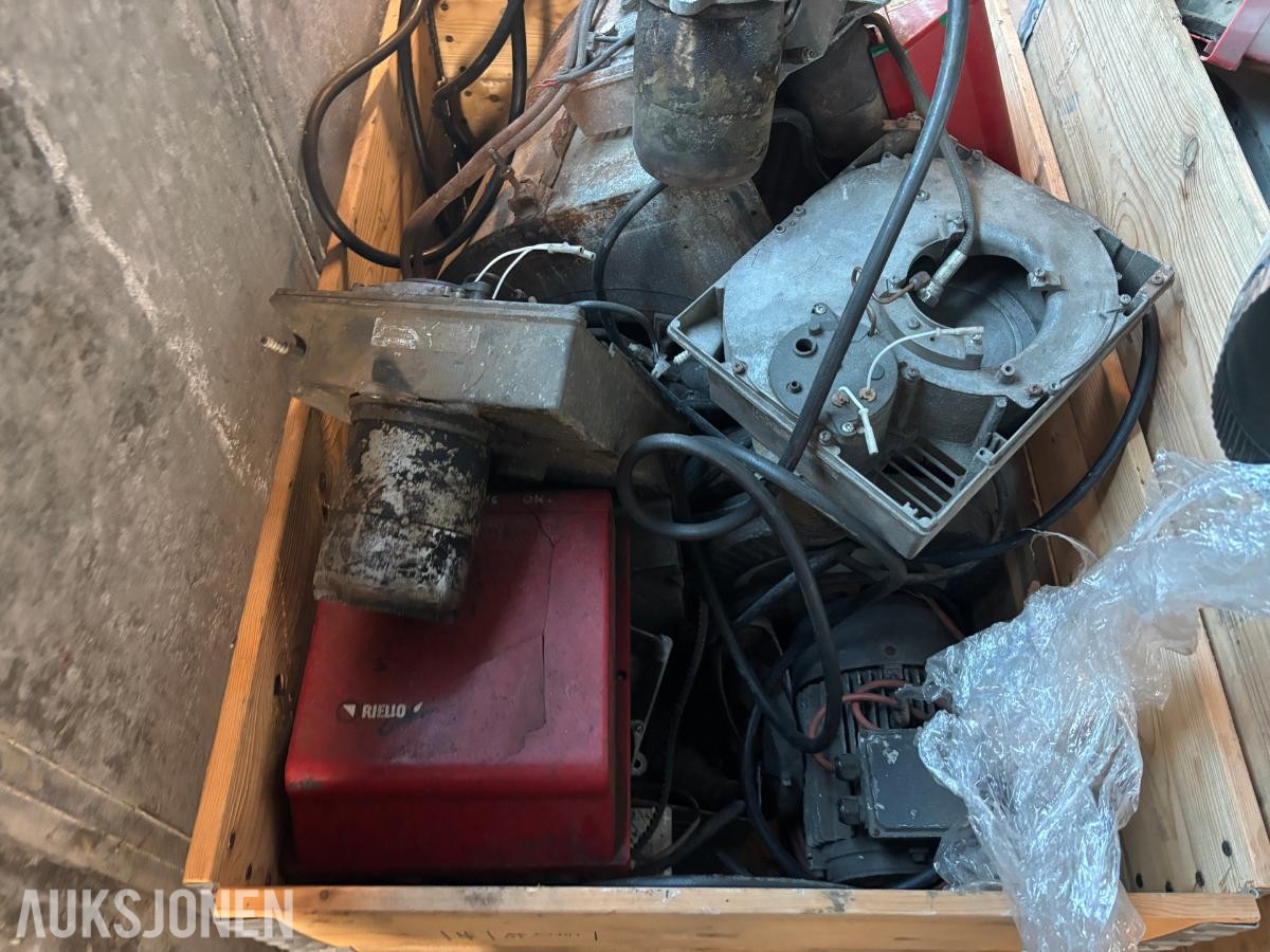 2 paller med diverse industrideler – vifter, elmotorer osv.