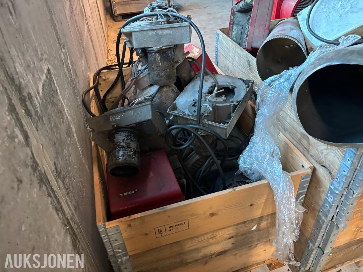 2 paller med diverse industrideler – vifter, elmotorer osv.