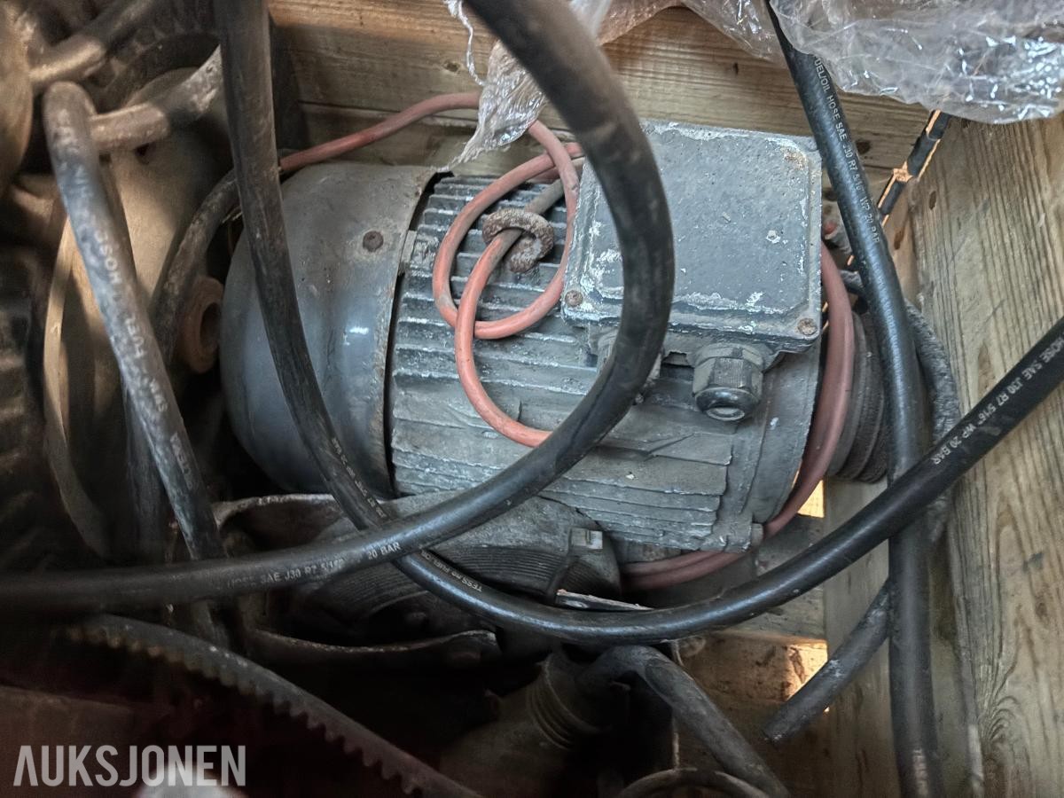 2 paller med diverse industrideler – vifter, elmotorer osv.