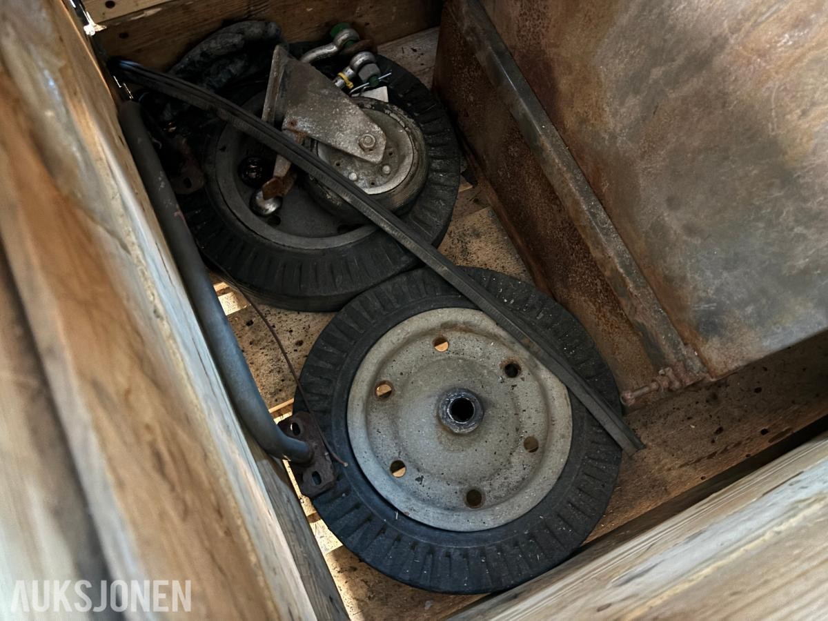 2 paller med diverse industrideler – vifter, elmotorer osv.