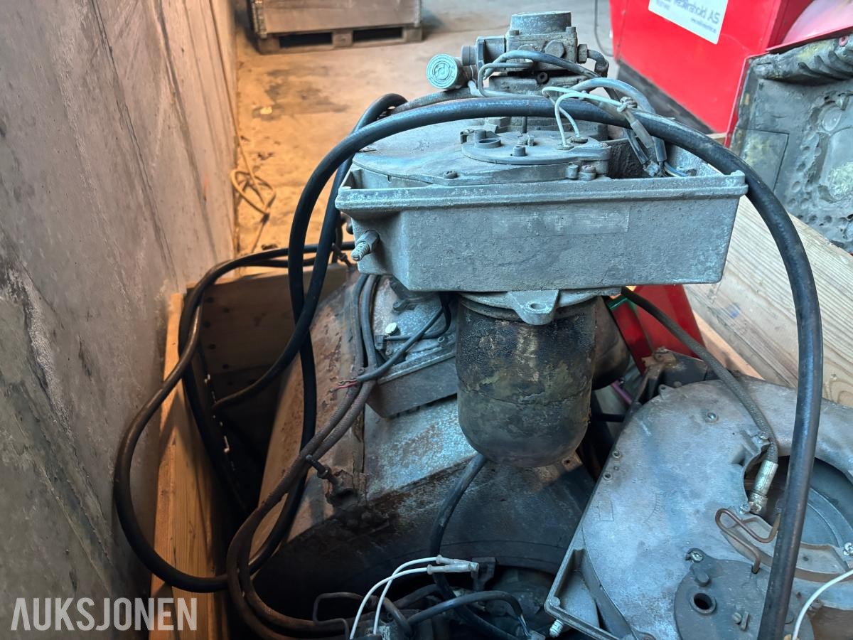 2 paller med diverse industrideler – vifter, elmotorer osv.