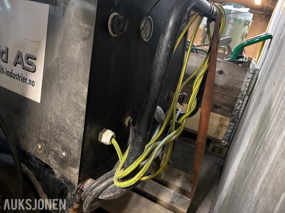 2 stk. varmtvannsvaskere / steamere,  3x400V 32A, lanse med turbodyse