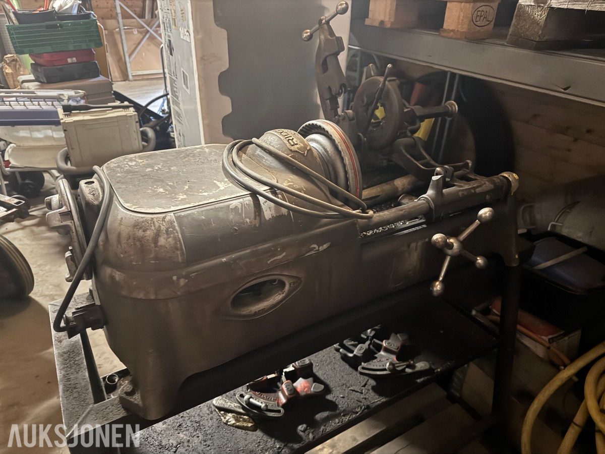 Ridgid 535 gjengemaskin på stativ med gjengebakker