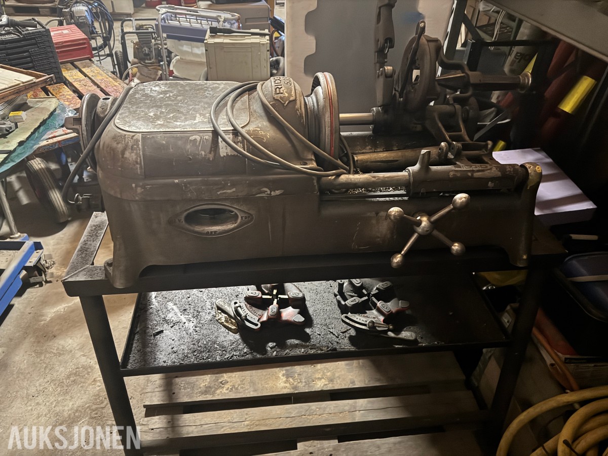 Ridgid 535 gjengemaskin på stativ med gjengebakker