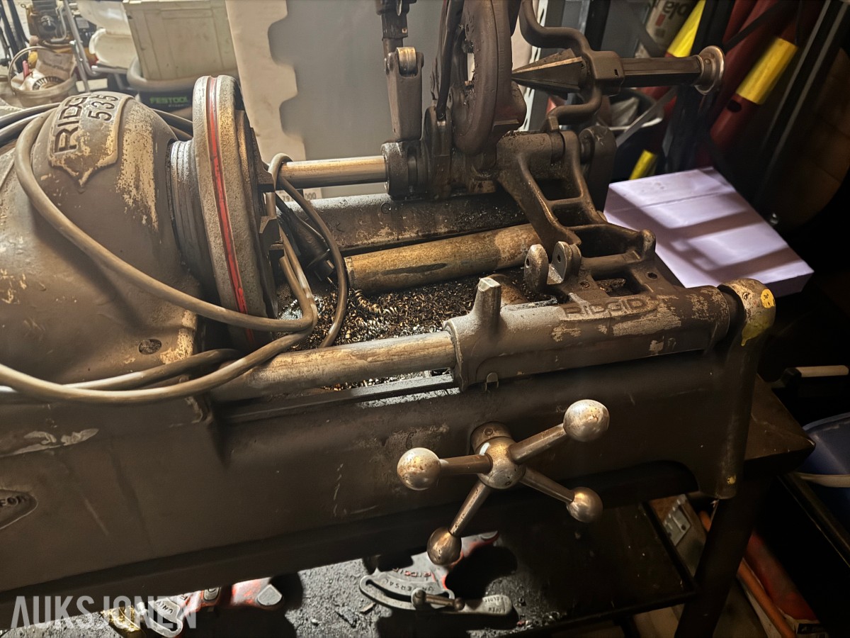 Ridgid 535 gjengemaskin på stativ med gjengebakker