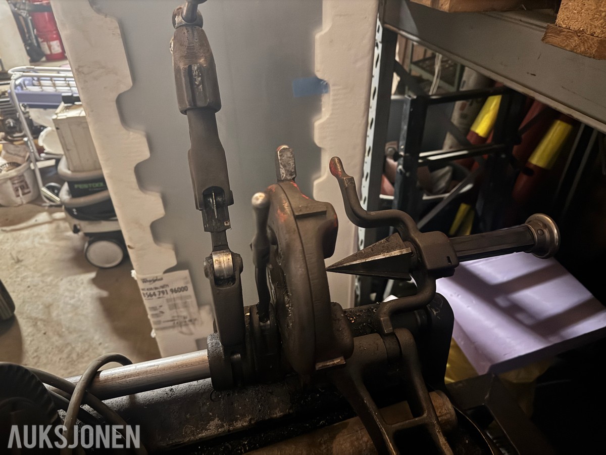 Ridgid 535 gjengemaskin på stativ med gjengebakker