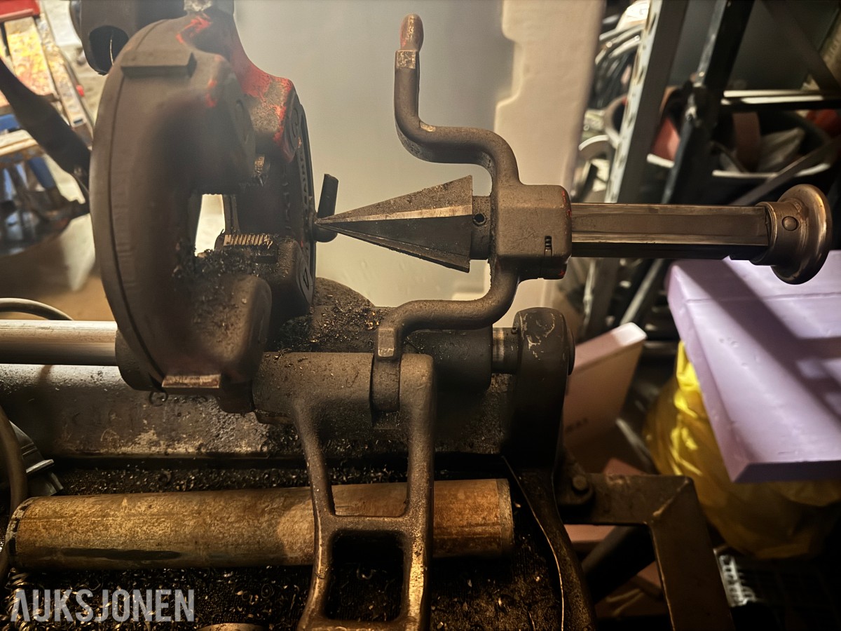 Ridgid 535 gjengemaskin på stativ med gjengebakker