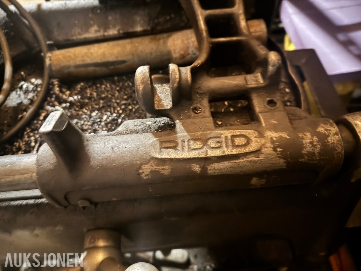 Ridgid 535 gjengemaskin på stativ med gjengebakker