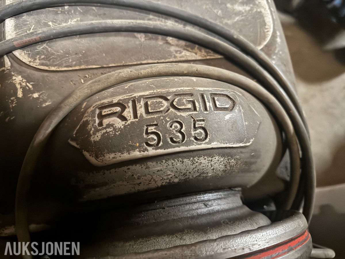 Ridgid 535 gjengemaskin på stativ med gjengebakker