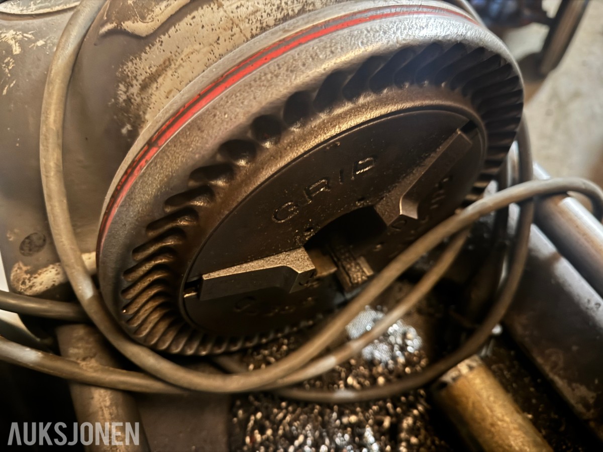 Ridgid 535 gjengemaskin på stativ med gjengebakker