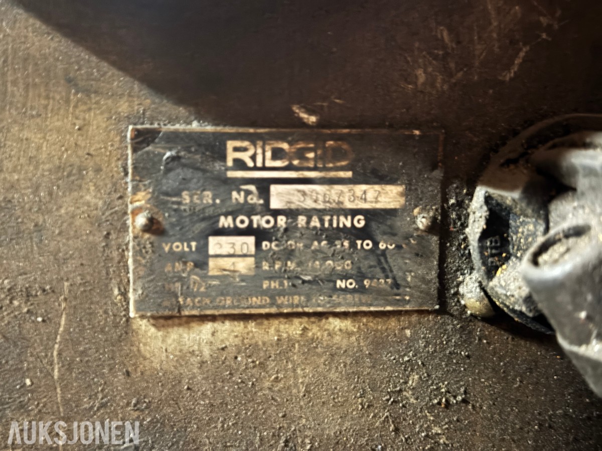 Ridgid 535 gjengemaskin på stativ med gjengebakker