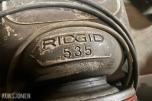 Ridgid 535 gjengemaskin på stativ med gjengebakker