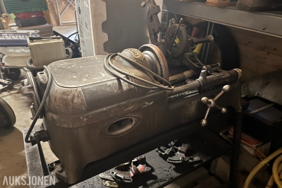 Ridgid 535 gjengemaskin på stativ med gjengebakker