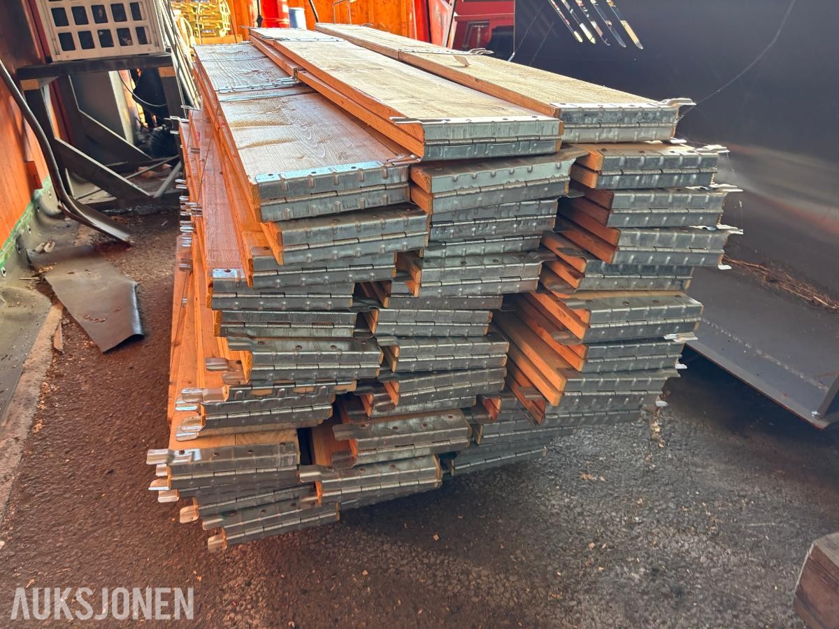 57 stk. pallekarmer i tre med metallbeslag - 1kolli