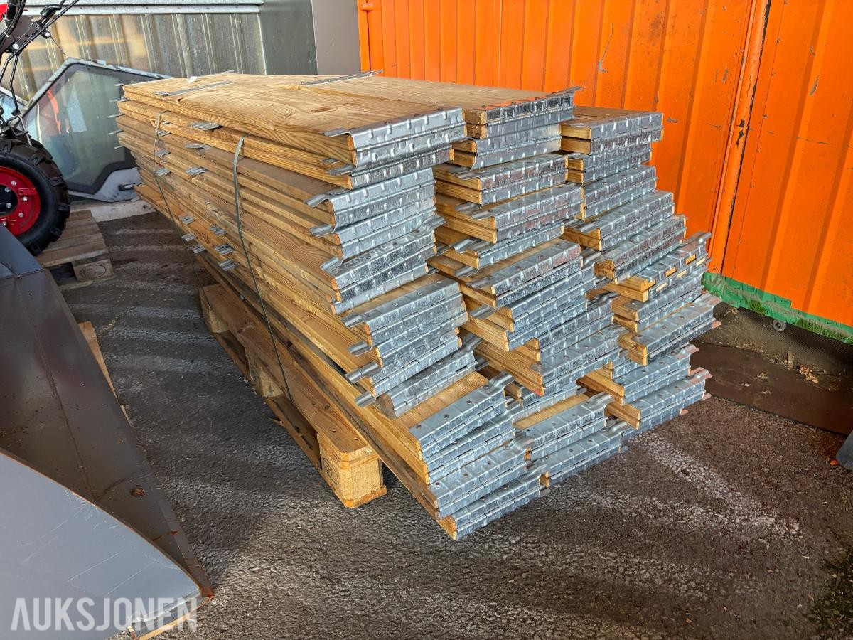 57 stk. pallekarmer i tre med metallbeslag - 1kolli
