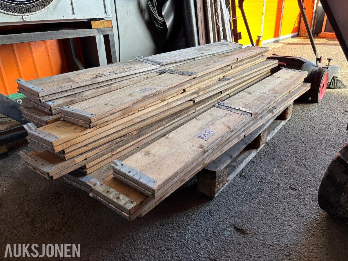 57 stk. pallekarmer i tre med metallbeslag - 1kolli