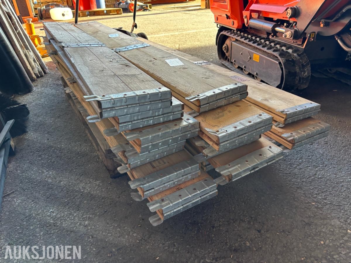 57 stk. pallekarmer i tre med metallbeslag - 1kolli