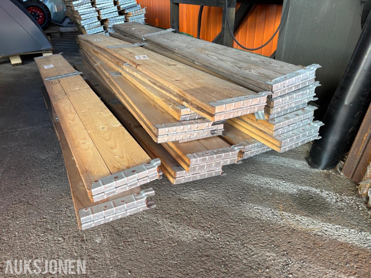 57 stk. pallekarmer i tre med metallbeslag - 1kolli