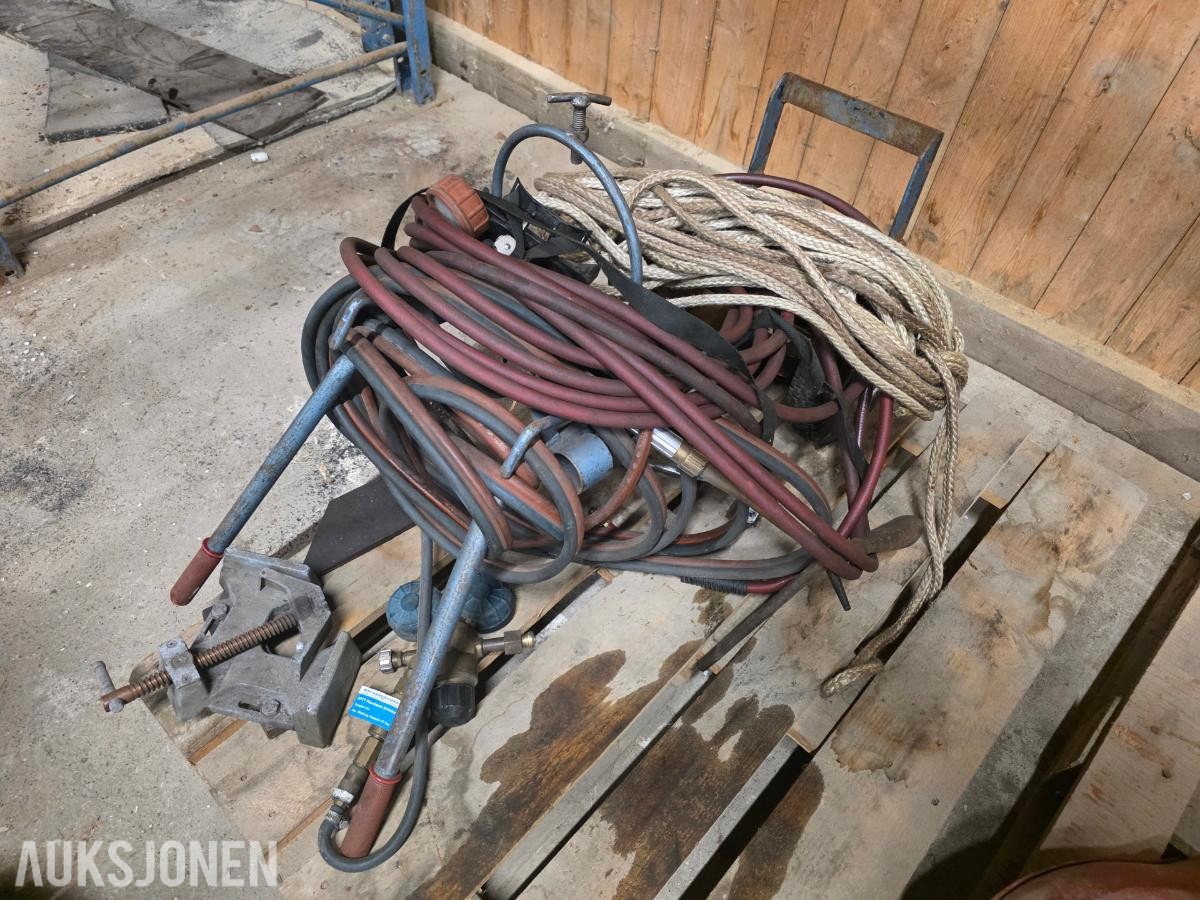 Sveiseutstyr med slanger, regulator og tilbehør