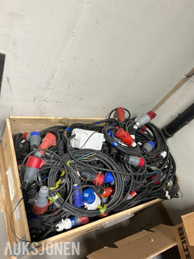 Diverse gummikabler med støpsler 230 og 400 Volt