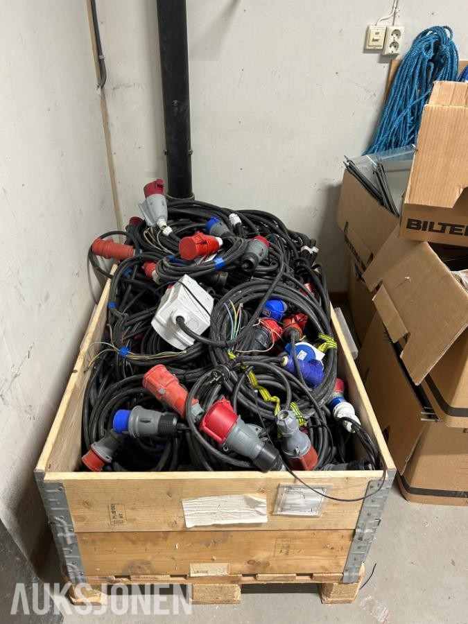 Diverse gummikabler med støpsler 230 og 400 Volt