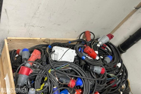 Diverse gummikabler med støpsler 230 og 400 Volt
