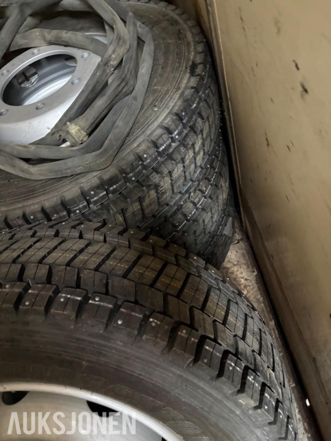 Bridgestone pigg 285.70.19,5 på felg / 4 stk / ubrukt