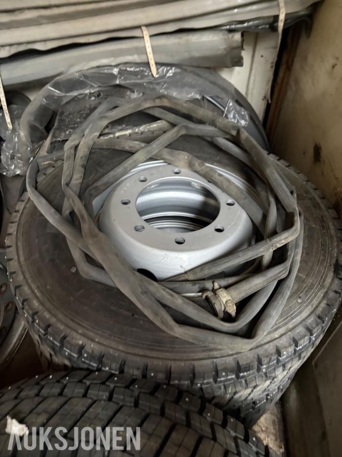 Bridgestone pigg 285.70.19,5 på felg / 4 stk / ubrukt