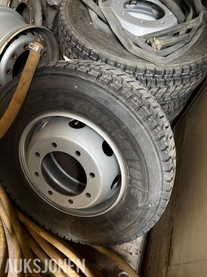 Bridgestone pigg 285.70.19,5 på felg / 4 stk / ubrukt