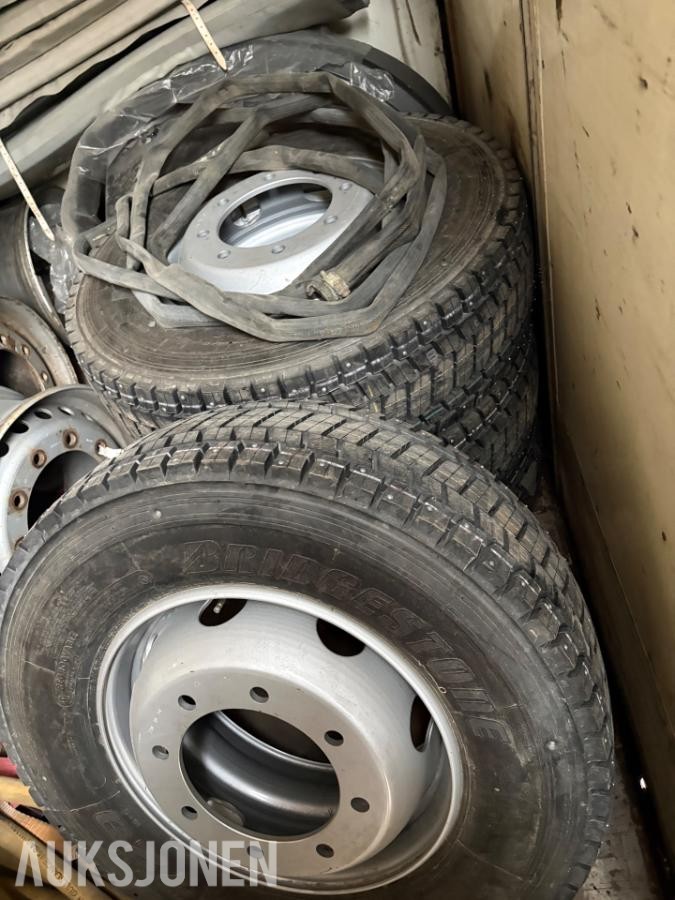 Bridgestone pigg 285.70.19,5 på felg / 4 stk / ubrukt