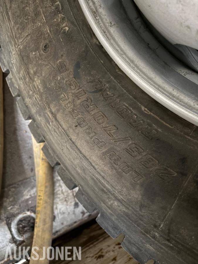 Bridgestone pigg 285.70.19,5 på felg / 4 stk / ubrukt