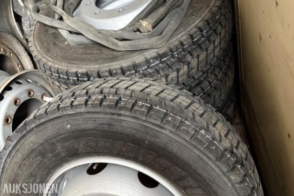 Bridgestone pigg 285.70.19,5 på felg / 4 stk / ubrukt