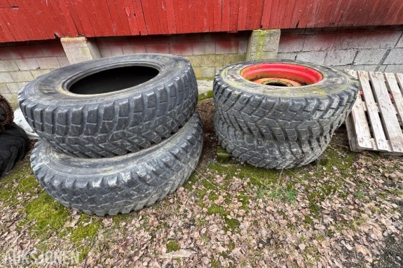 2008 Nokian TRI2, 400/80R28, piggdekk fram og bak, med felg til framhjul