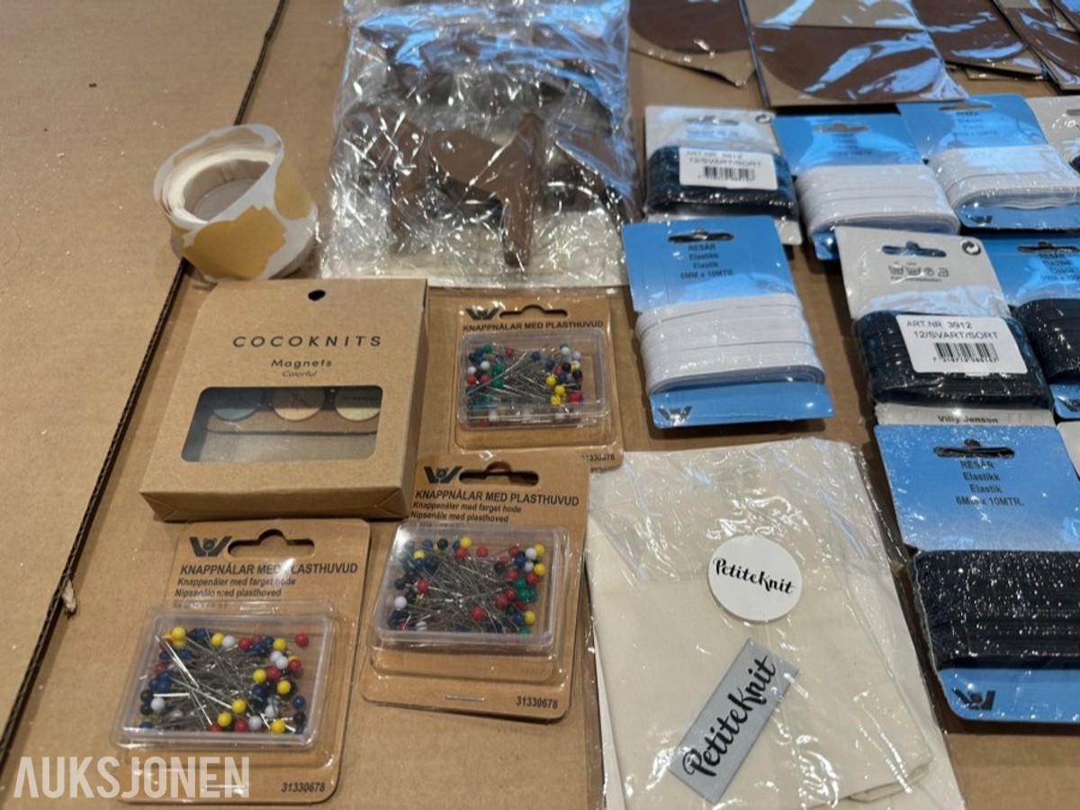 Diverse strikk, nåler, klyper og bøter