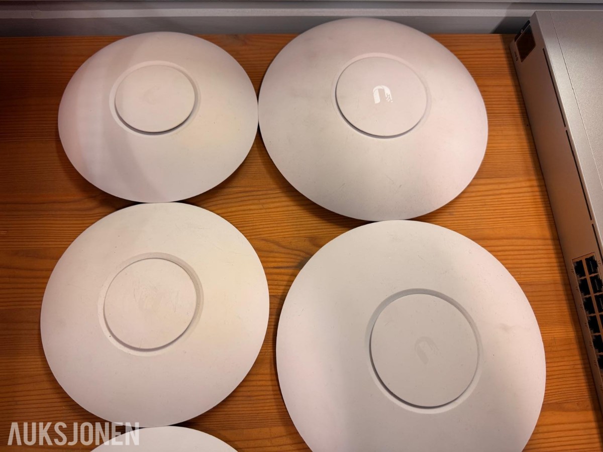 Ubiquiti UniFi nettverksutstyr - USW-24-POE og 5 aksesspunkter