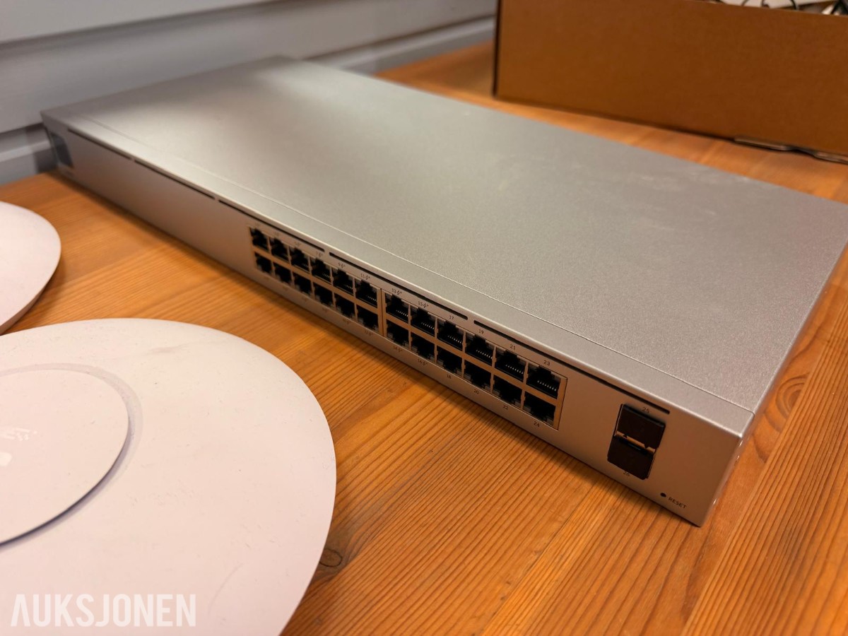 Ubiquiti UniFi nettverksutstyr - USW-24-POE og 5 aksesspunkter