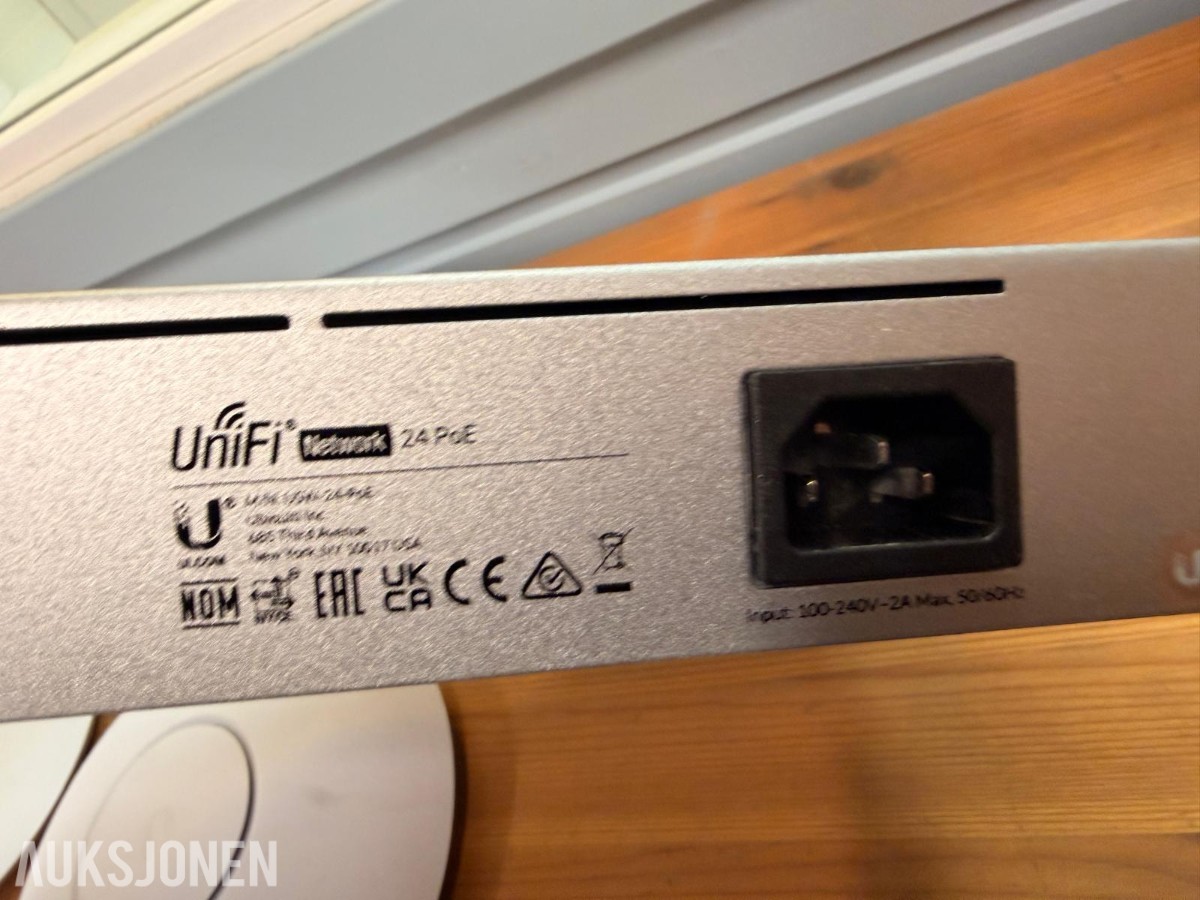 Ubiquiti UniFi nettverksutstyr - USW-24-POE og 5 aksesspunkter
