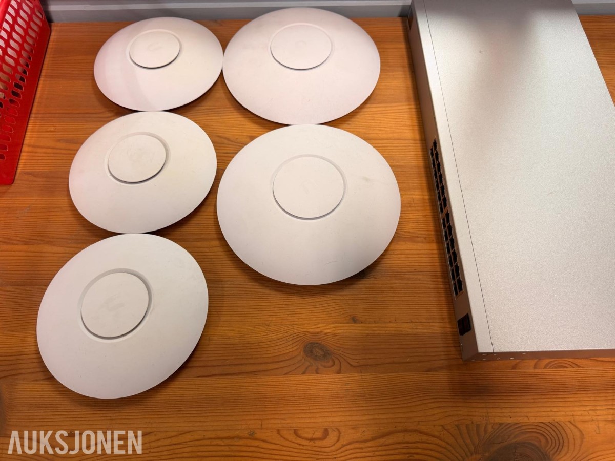 Ubiquiti UniFi nettverksutstyr - USW-24-POE og 5 aksesspunkter