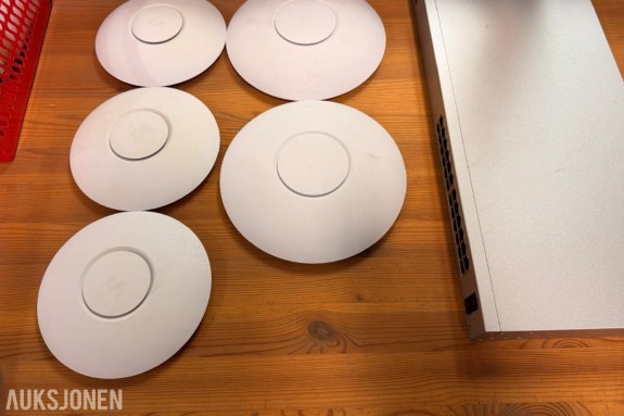 Ubiquiti UniFi nettverksutstyr - USW-24-POE og 5 aksesspunkter