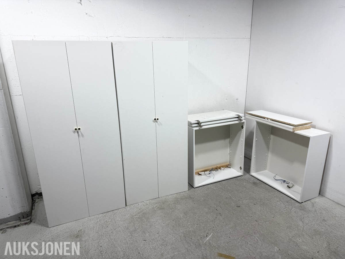 Hvite skapmoduler med dører og hyller