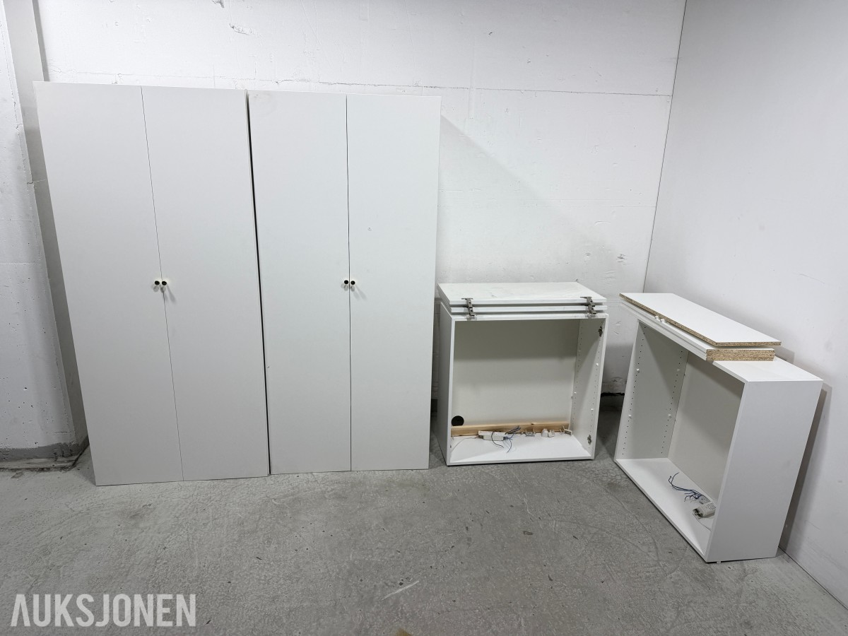 Hvite skapmoduler med dører og hyller