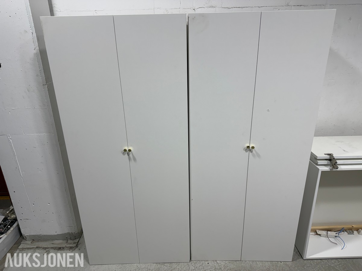 Hvite skapmoduler med dører og hyller